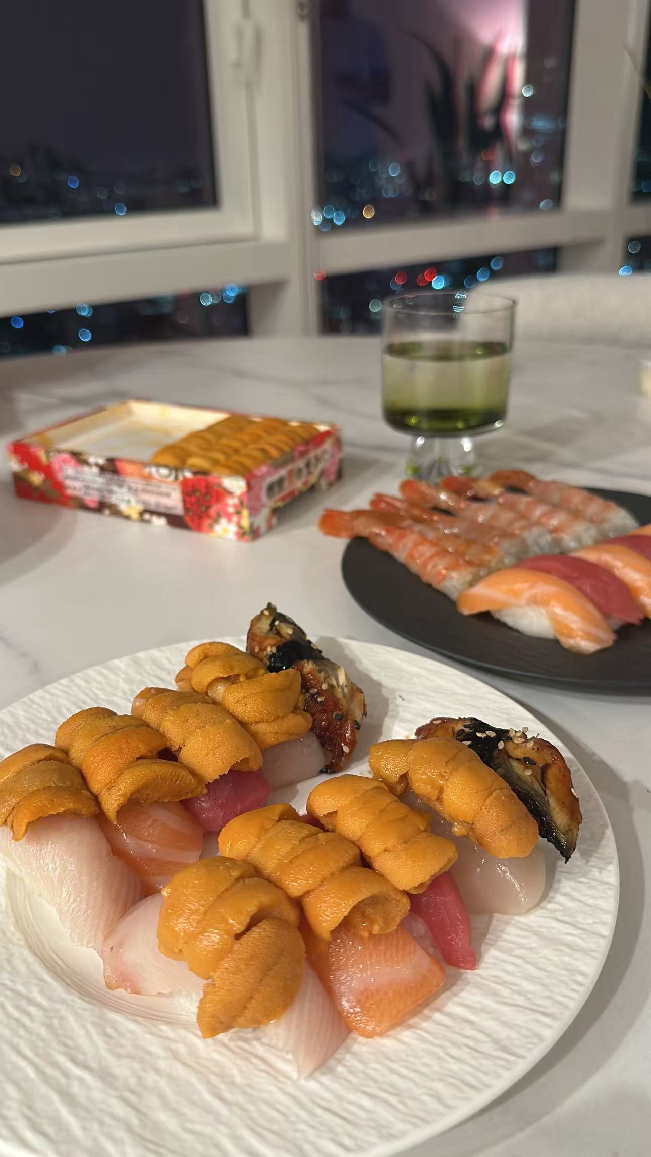 海胆、鳗鱼和甜虾寿司组成的家庭 Omakase 餐桌