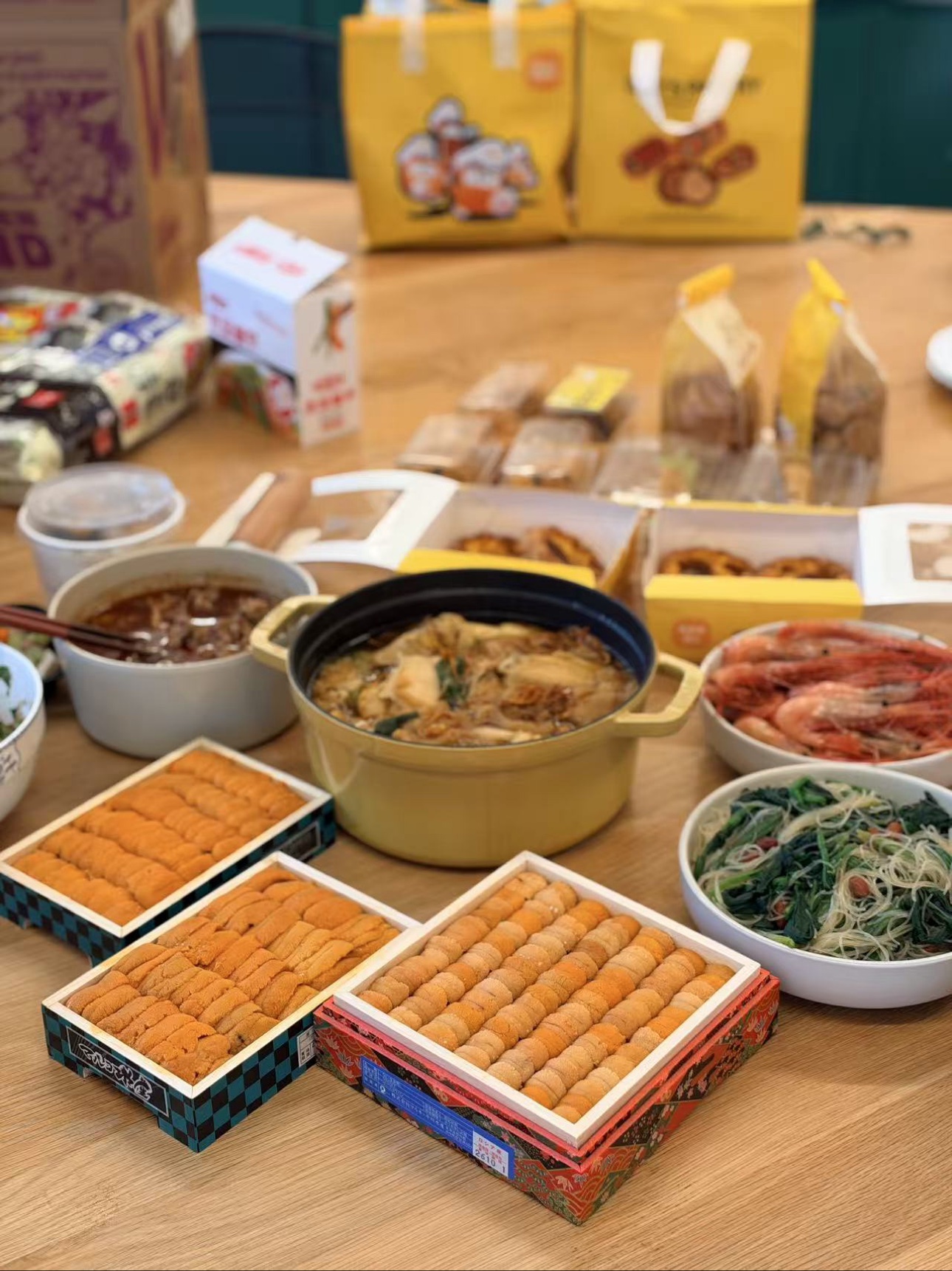 中秋聚餐餐桌上的三盒海胆与家常料理