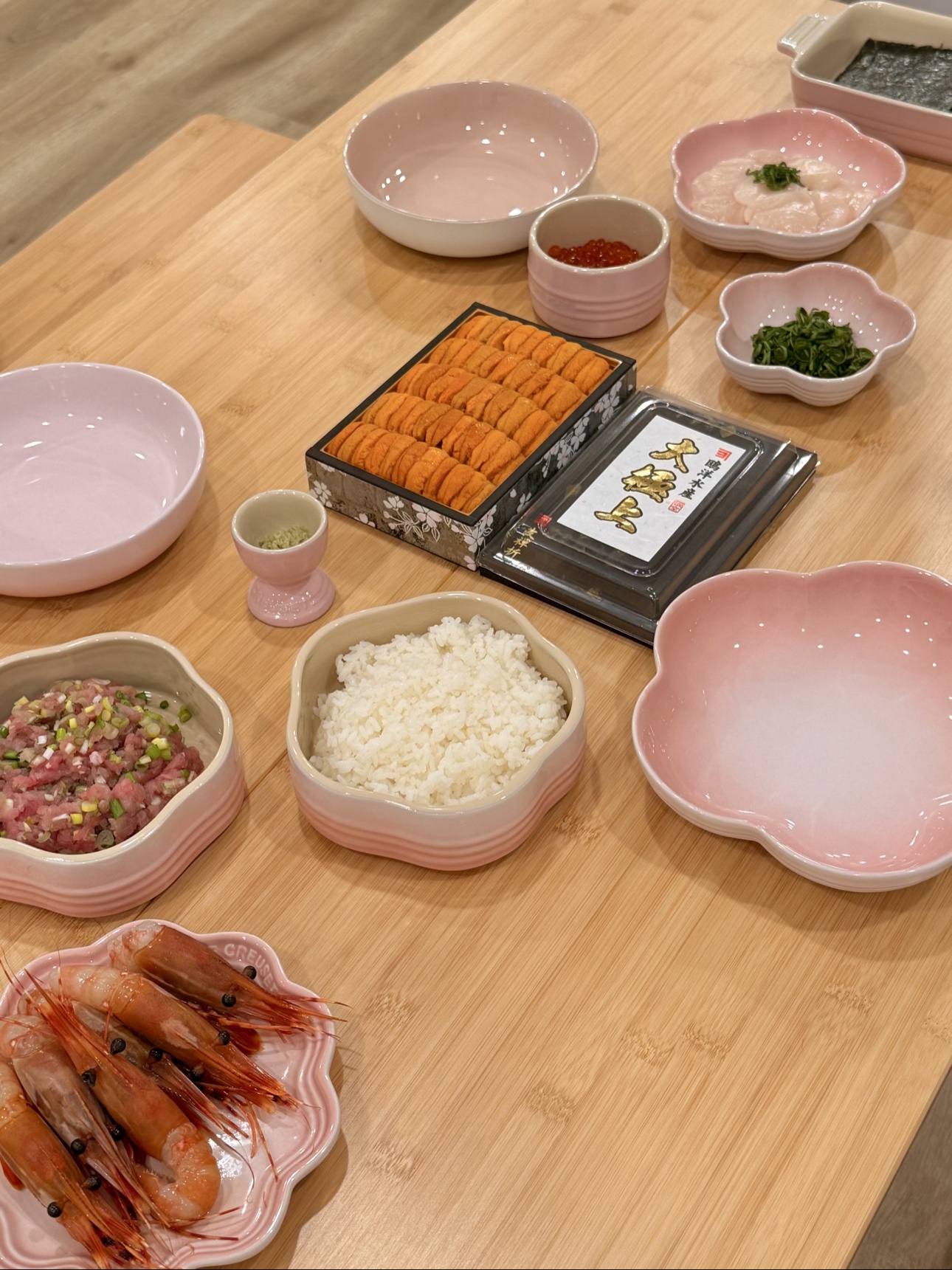 海胆、牡丹虾、刺身、鱼子、紫菜和寿司饭组成的手卷寿司餐桌