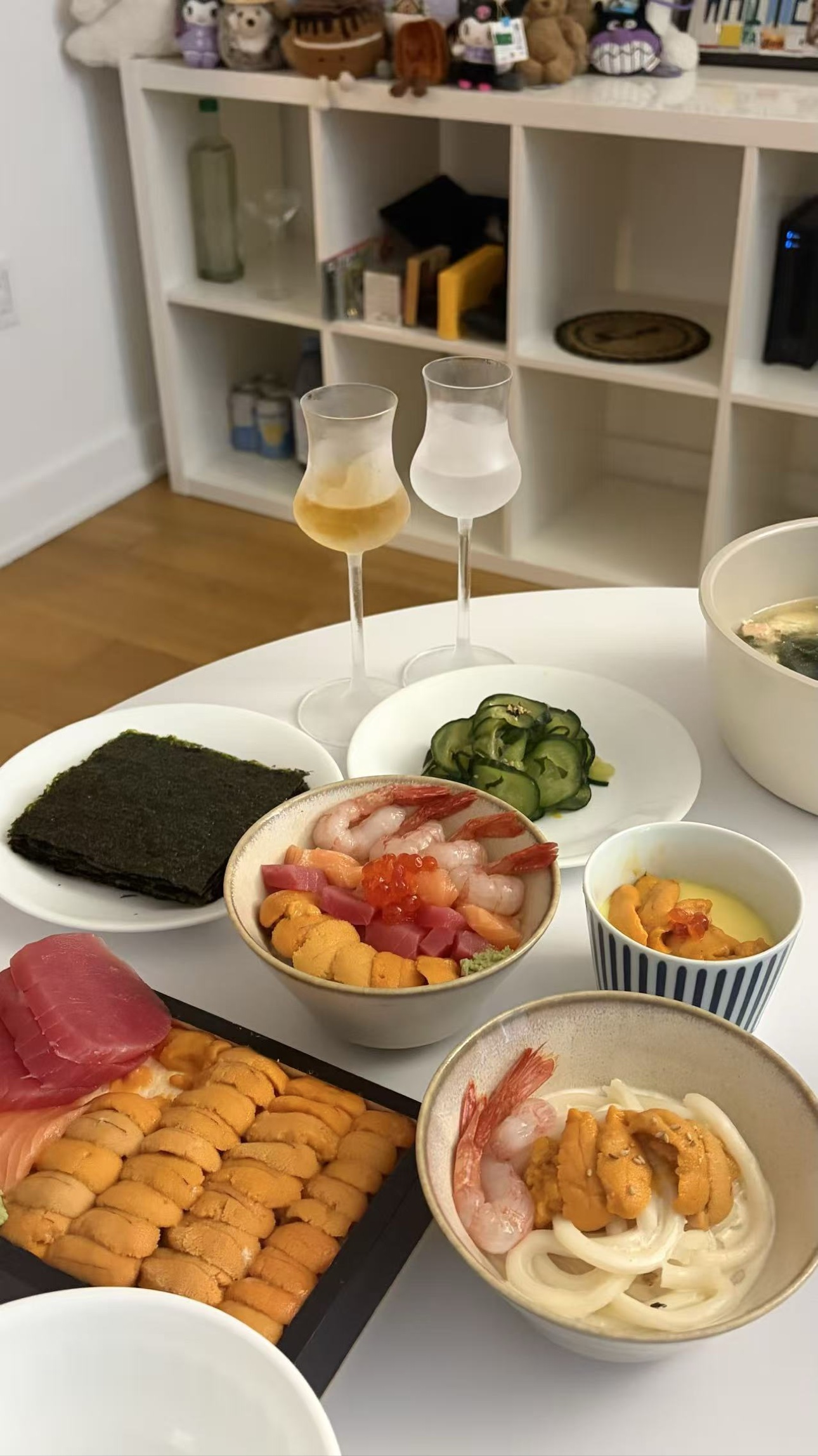 海胆、甜虾、刺身和乌冬摆满餐桌